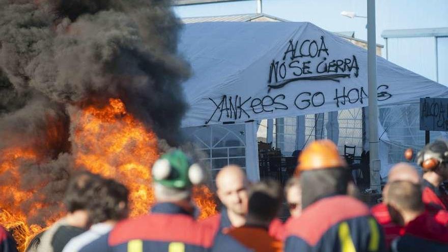 Trabajadores de Alcoa ante la fábrica de A Coruña.