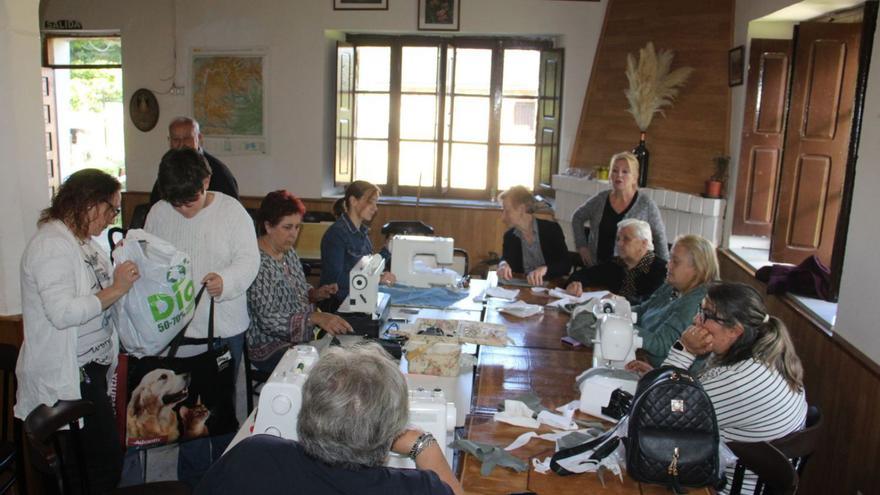 Participantes en el taller de 
costura de Valdespino, que cierra el curso 
con la intención de reanudar la actividad en septiembre como uno iniciativa de 
dinamización | Araceli Saavedra