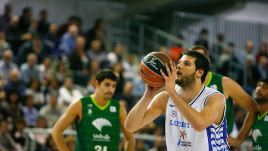 El jugador búlgaro del Lucentum Kaloyan Ivanov lanza un tiro libre en el partido contra el Unicaja de Málaga.