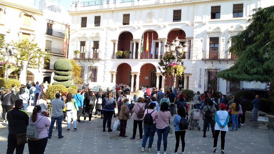 Un centenar de personas exigen en Priego que no se cierren líneas escolares