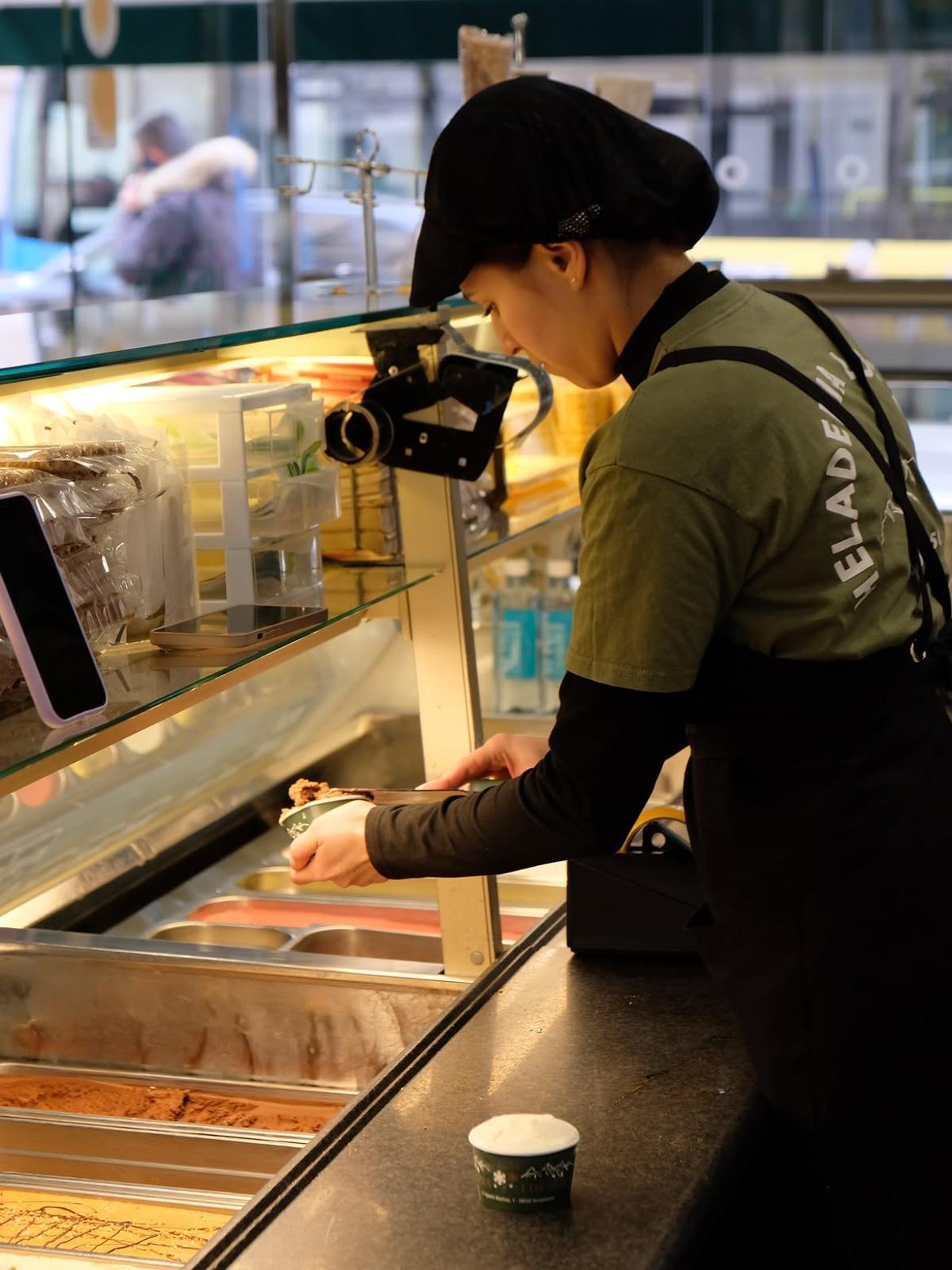 El helado incluye una enorme bola de dos sabores y un cucurucho gigante