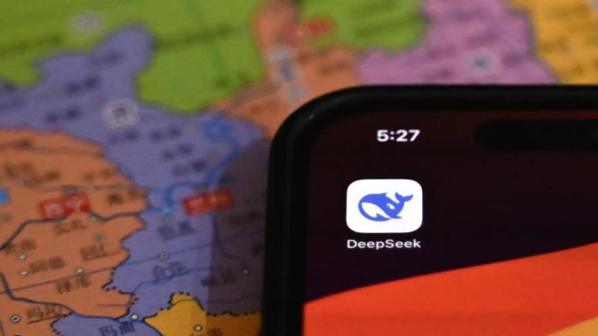 Móvil con la aplicación de Deepseek encima de un mapa
