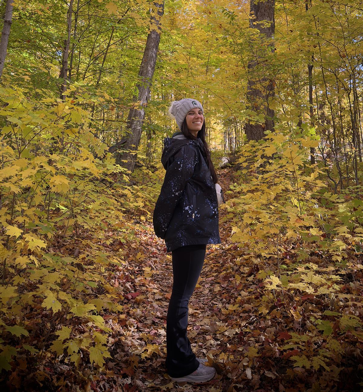 Sara Álvarez, en un bosque otoñal de Michigan.