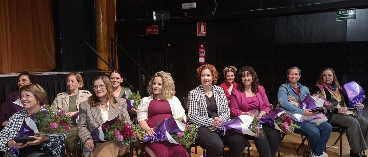 Las trece mujeres artesanas durante el acto de reconocimiento en Santa Brígida
