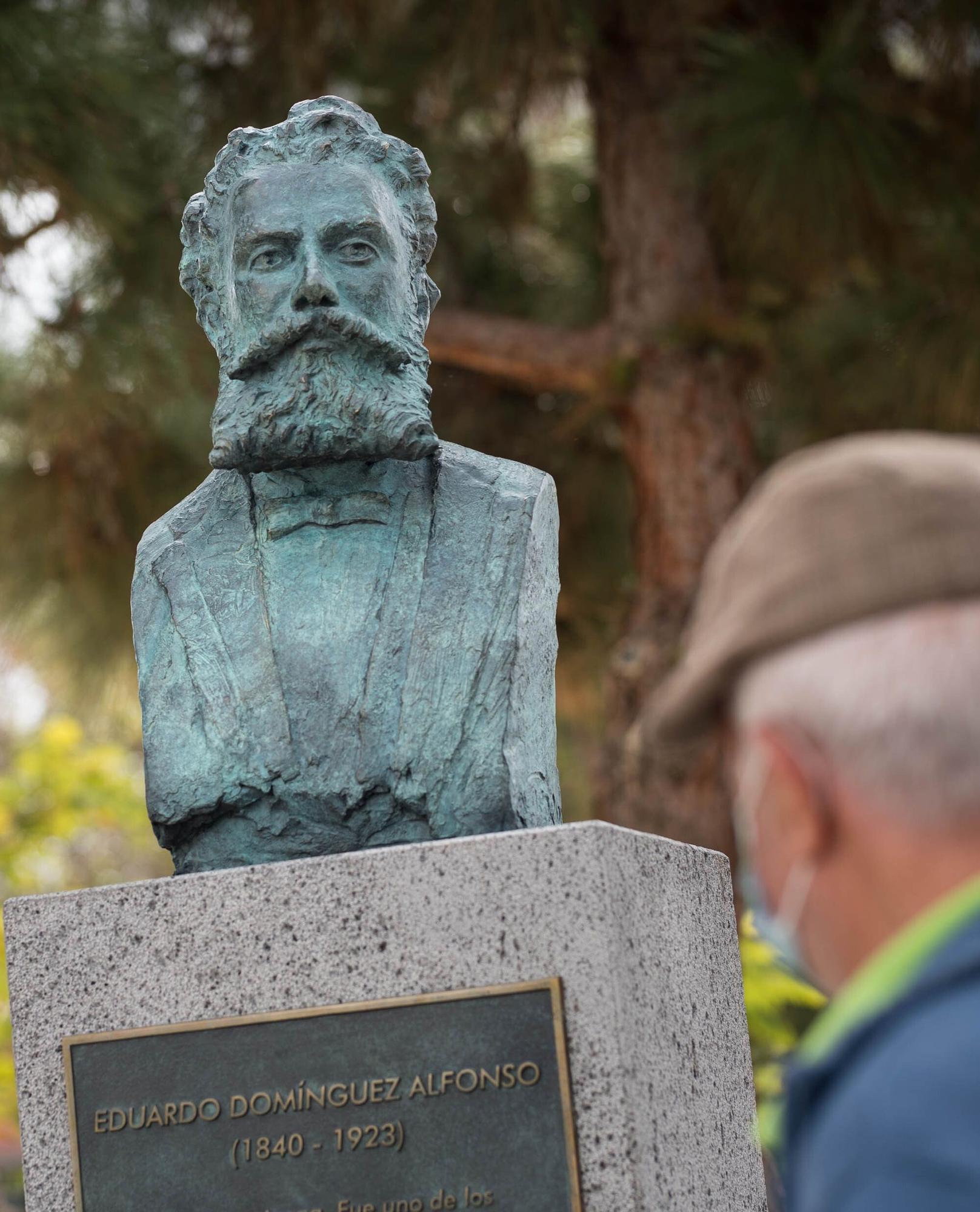 Colocación de un busto en Arona en homenaje a Antonio Domínguez