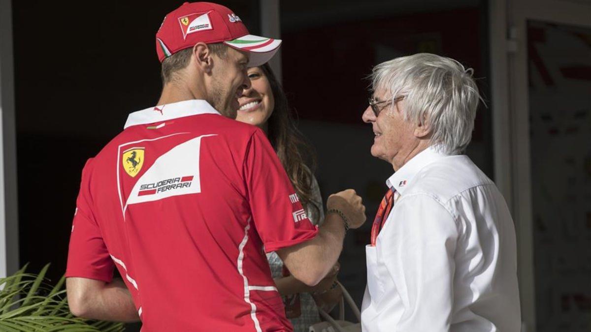 Sebastian Vettel y Bernie Ecclestone departiendo amistosamente