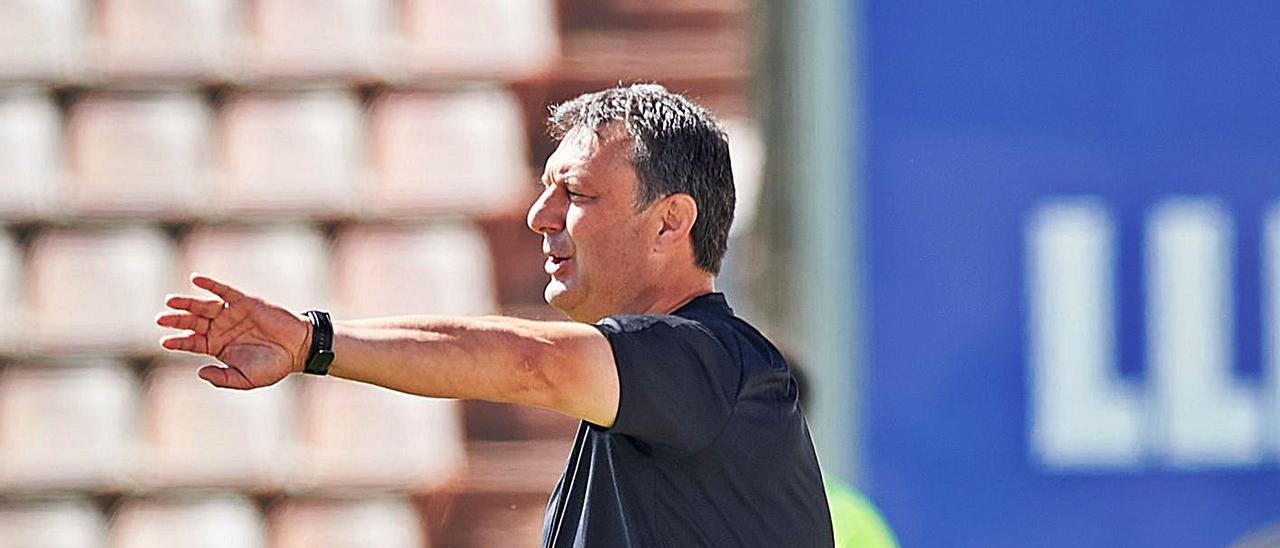 Manolo Díaz da instrucciones durante el partido disputado en Lleida el pasado domingo.