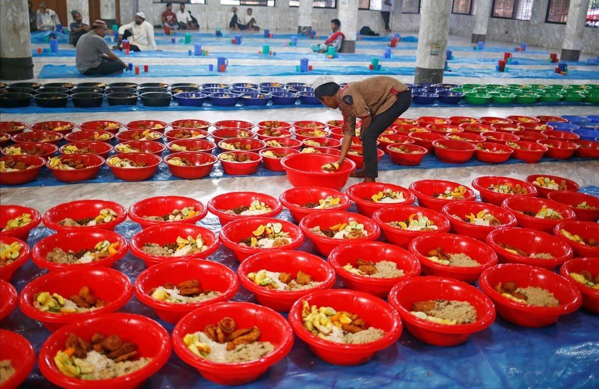 Dos musulmanes preparan el iftar, la ruptura del ayuno del mes sagrado musulmán de Ramadán, en una mezquita de Dhaka (Bangladesh).