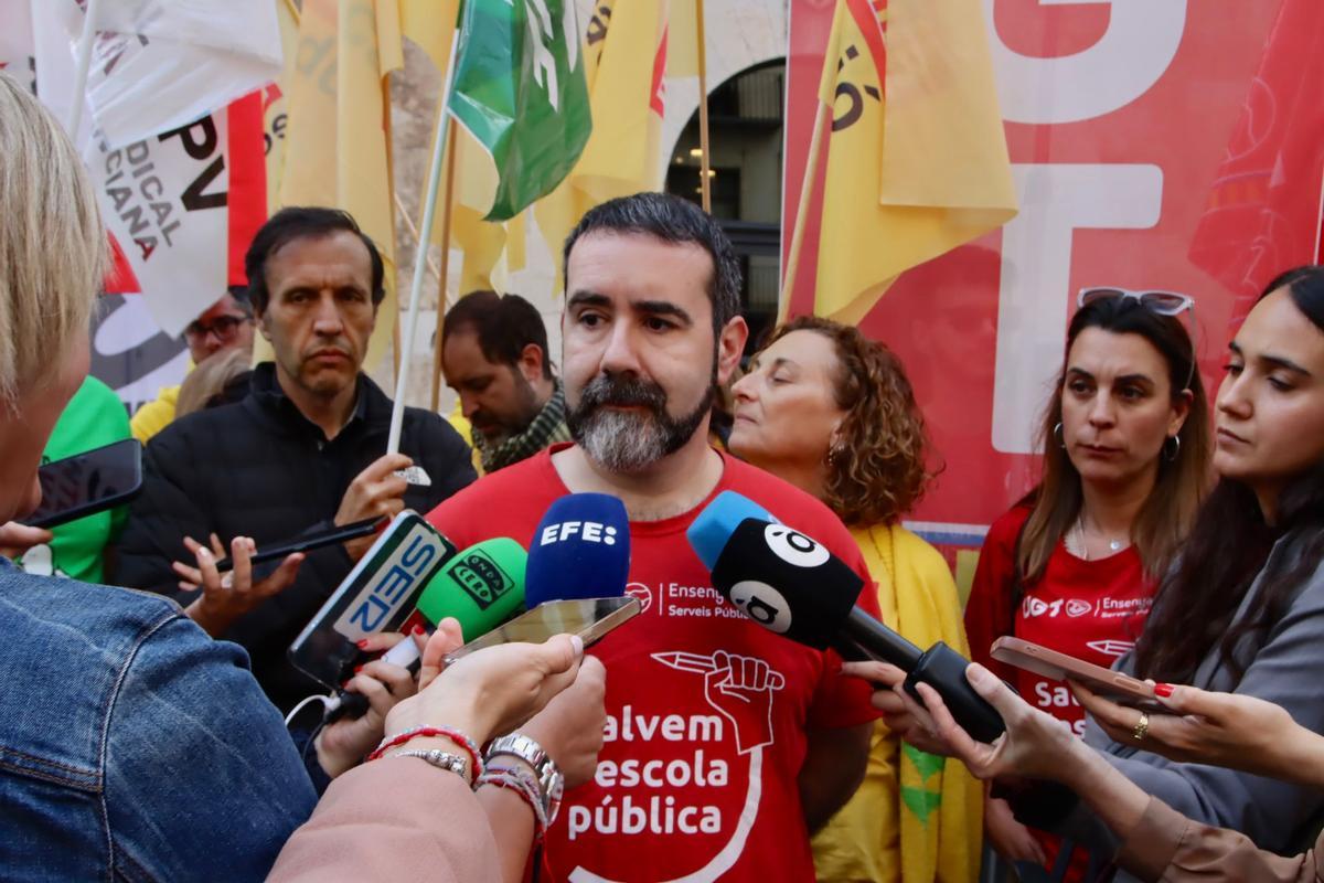 Los sindicatos de profesores apuntan directamente a Pérez Llorca: "Queremos negociar" Los sindicatos de profesores apuntan directamente a Pérez Llorca: "Queremos negociar"