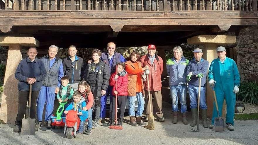 Los vecinos limpian Bueño para las fiestas de San Juan de Mata