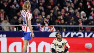 Lamine Yamal, frustrado, sobre el césped del Metropolitano.