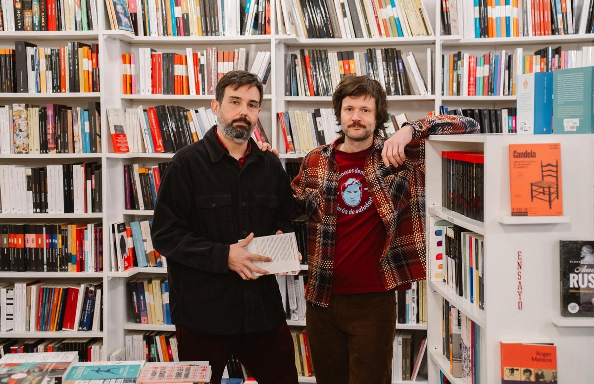 Alfonso y Gonzalo, libreros de Tipos Infames.