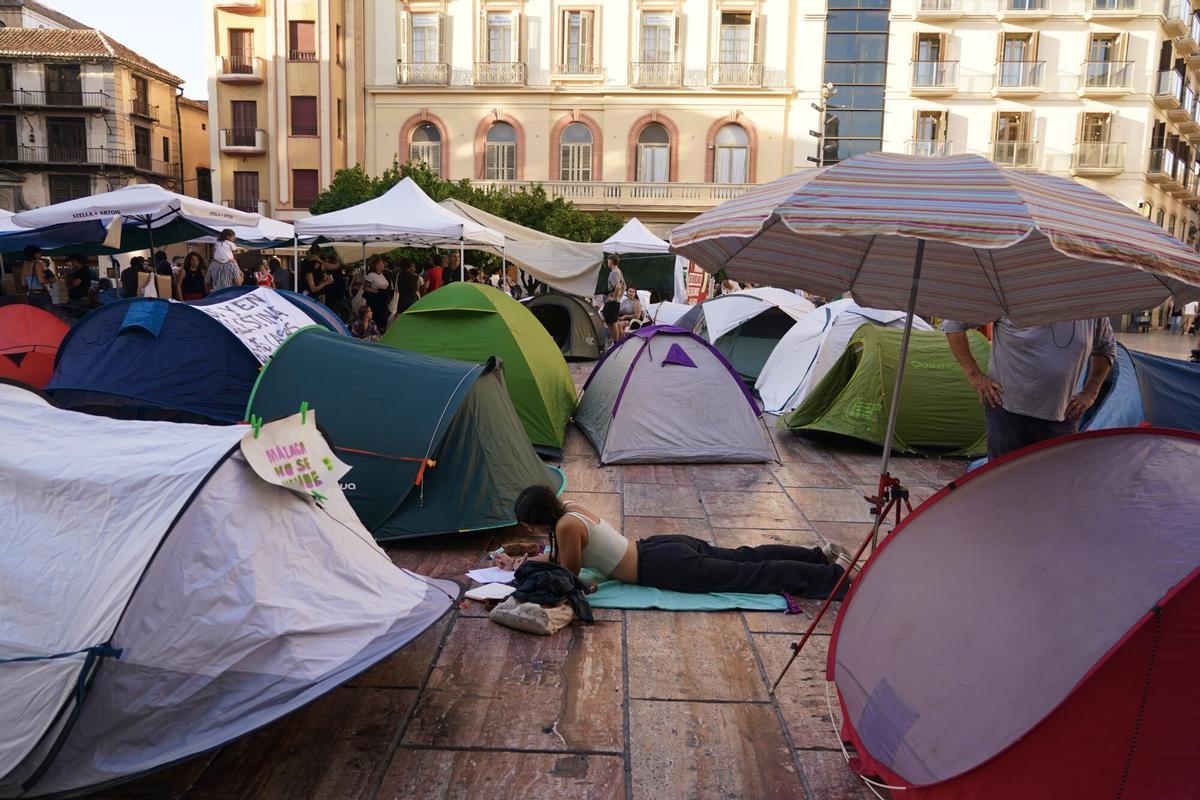 La acampada por un vivienda digna en la plaza de la Constitución este martes, 29 de septiembre.