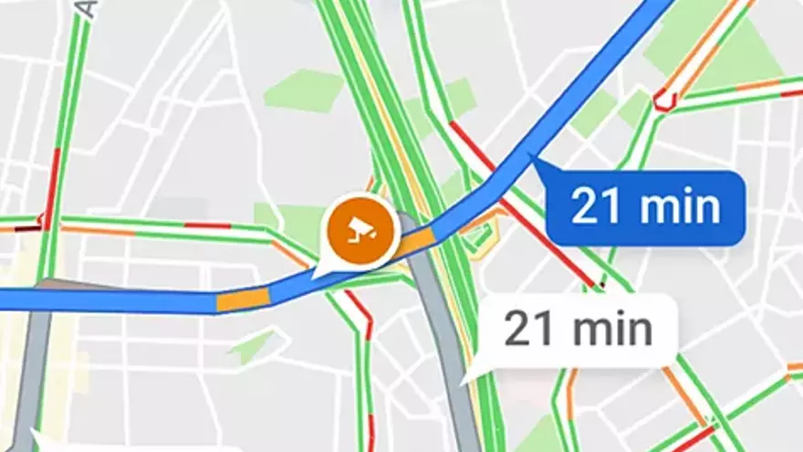 Captura de pantalla de una ruta en Google Maps en el que se aprecia el símbolo con el que la aplicación indica la presencia de radares de velocidad.