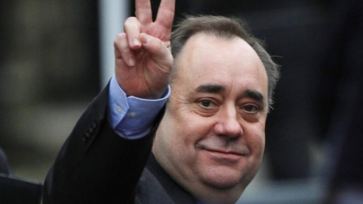 El primer ministro de Escocia, Alex Salmond, hace el signo de la victoria tras anunciar un referendo para el 2014, el pasado 11 de enero, en Edimburgo.