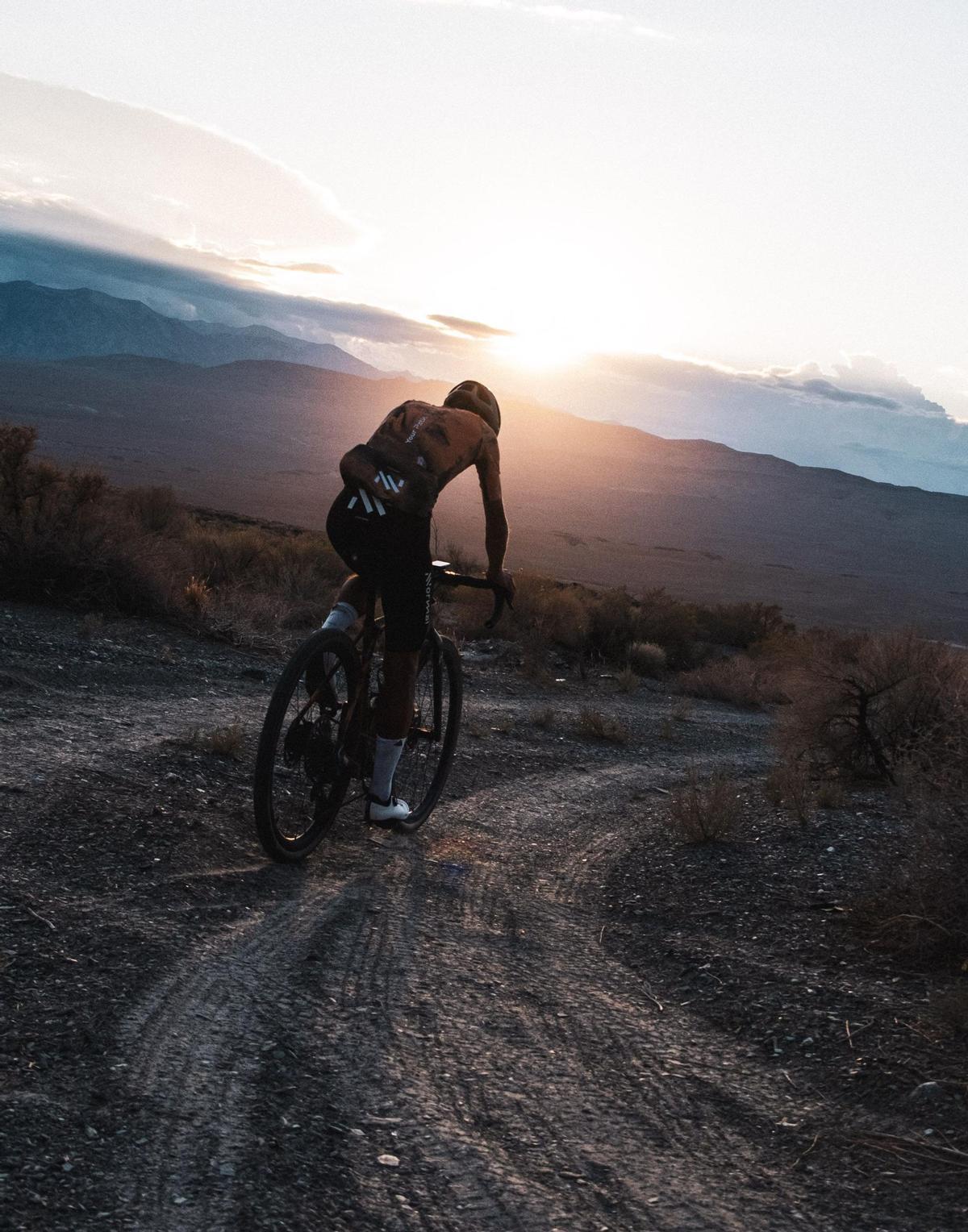 Kilian Jornet combina alpinismo y bicicleta en su reto