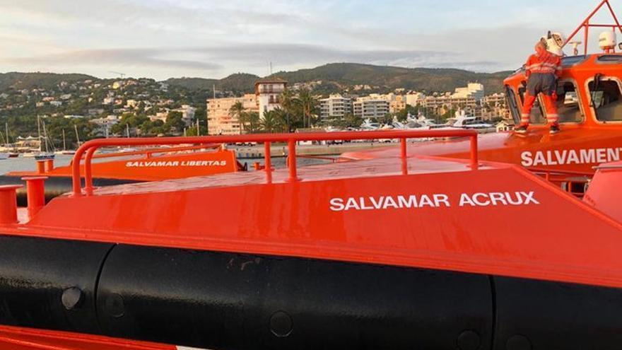 Rescatados en helicóptero padre e hija de una embarcación auxiliar a la deriva en Ibiza