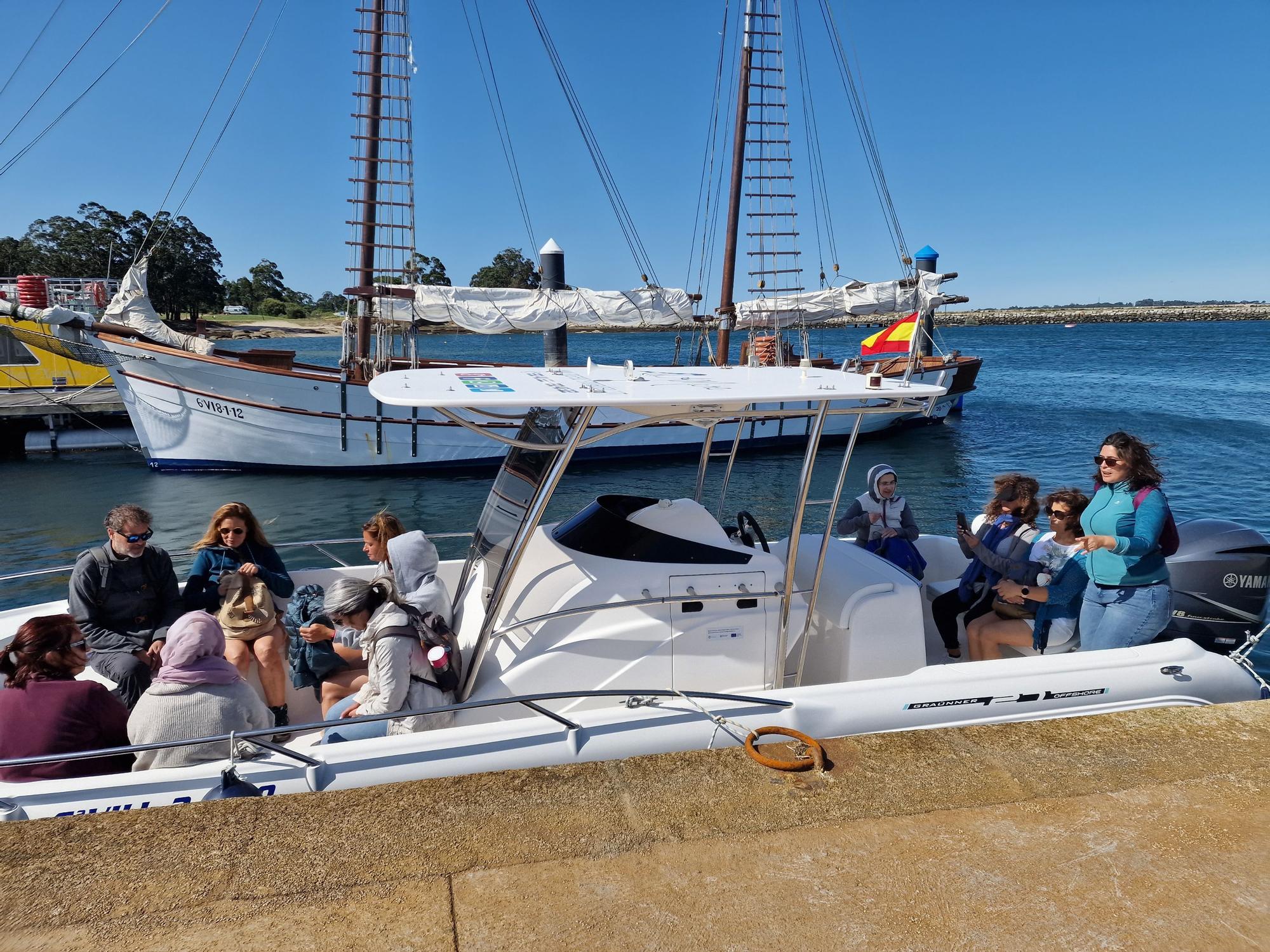 Peregrinos extranjeros que embarcaron en Vilanova para hacer la Ruta Xacobea hacia Pontecesures.