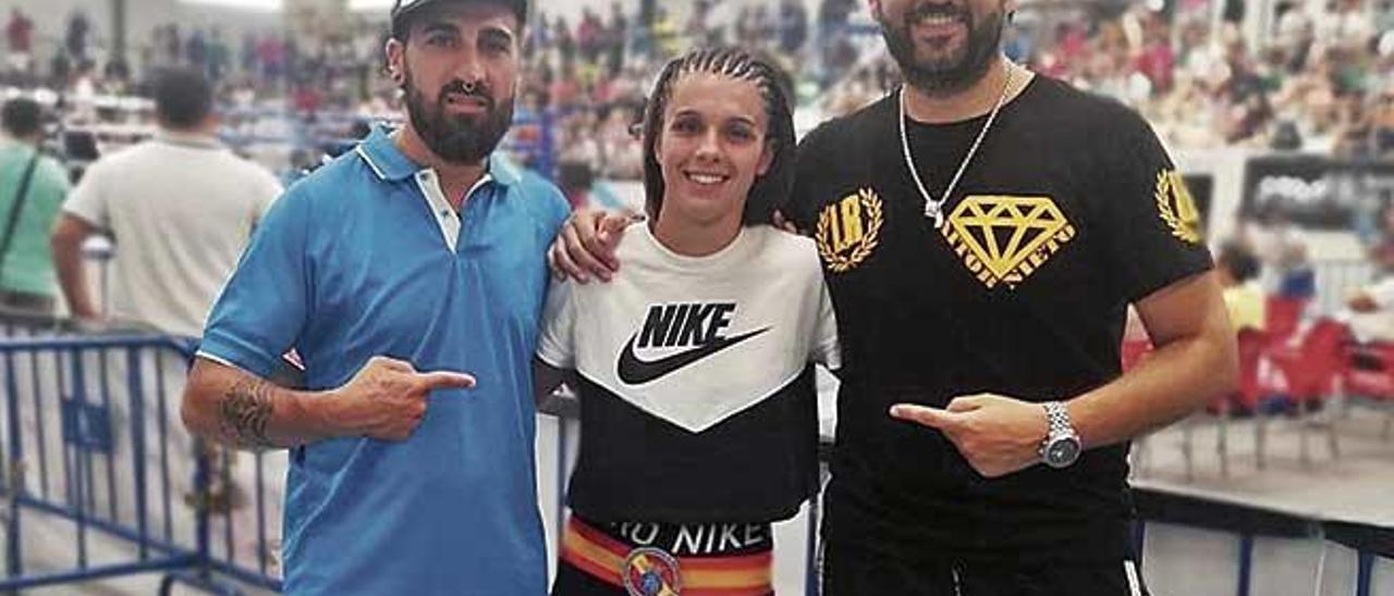 De izquierda a derecha, Jon Martínez, Alba Ortiz y Néstor Domínguez, tras el Campeonato de España ganado por la mallorquina.