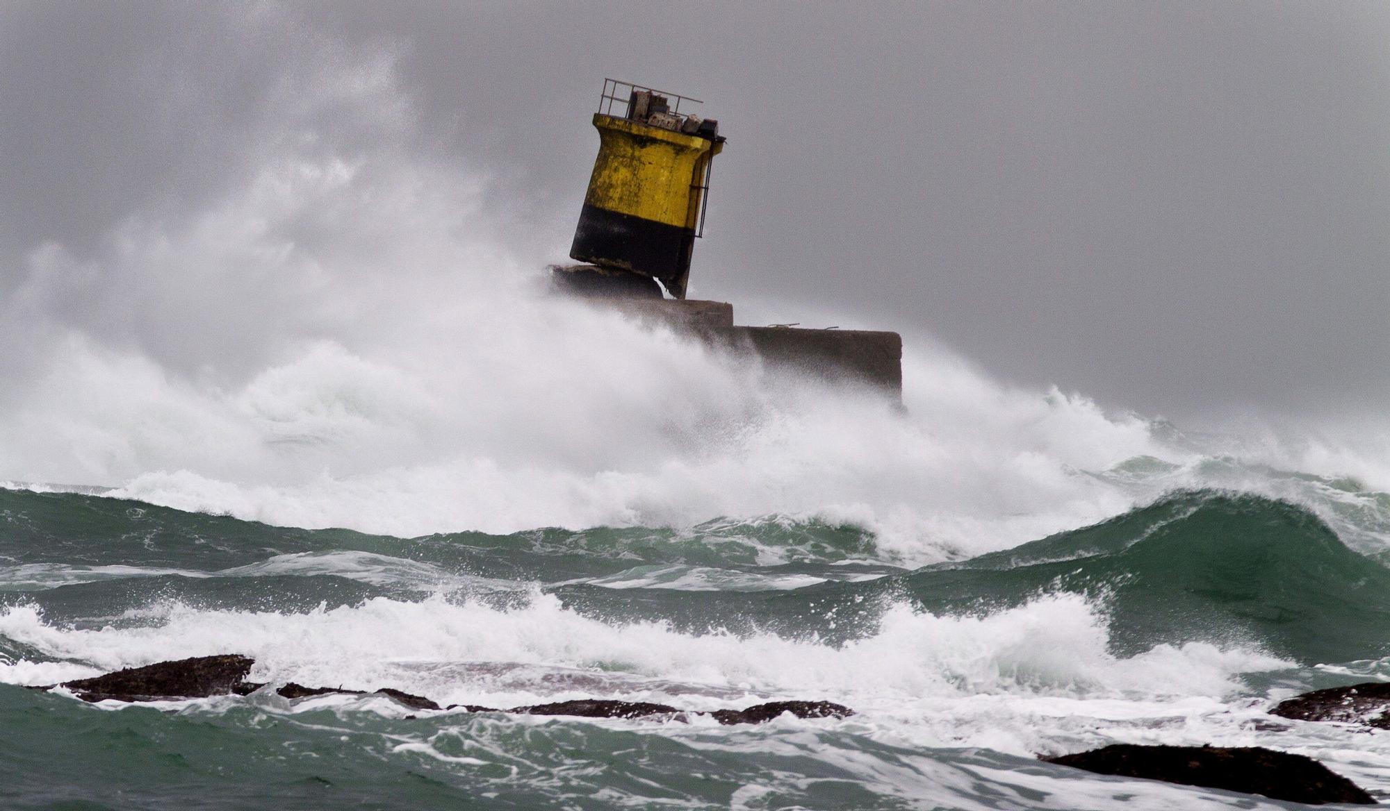 El faro de Burela (Lugo) partido por un fuerte oleaje de marea viva, en una imagen de archivo