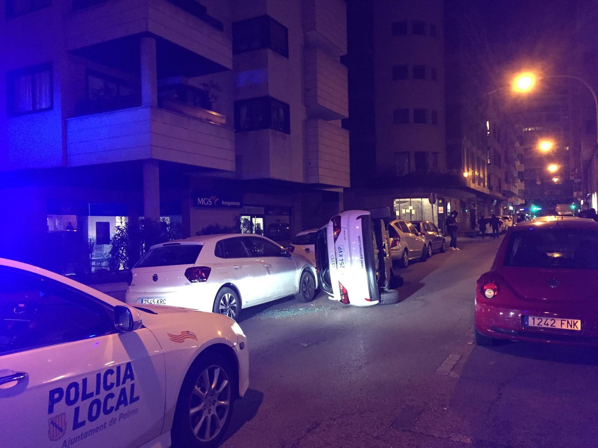 Aparatoso accidente de un coche en el centro de Palma