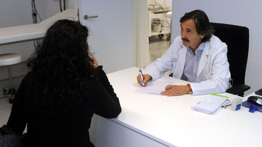 Un médico atendiendo a una paciente.