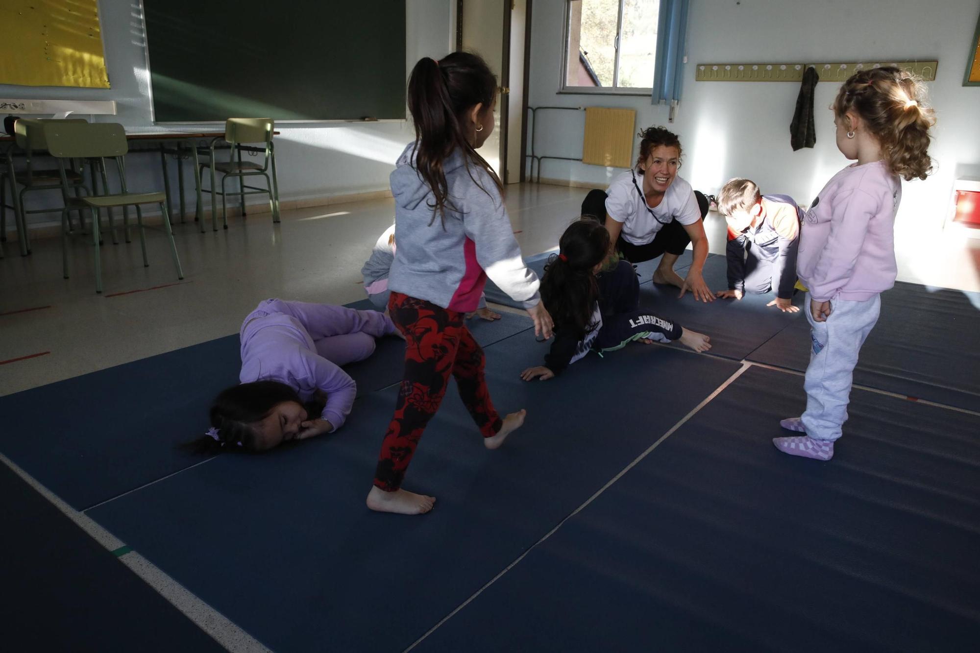 En imágenes: Así practican yoga los escolares del Montiana de Gijón