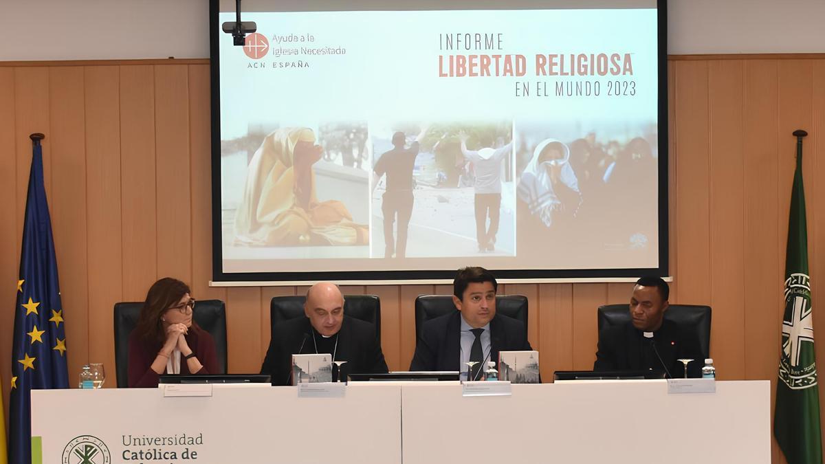 Presentación del Informe sobre la libertad religiosa en el mundo 2023 en la UCV. De izquierda a derecha, Raquel Martín, de la ACN; el arzobispo Benavent y el rector Pagán; y el sacerdote Kenneth Iloabuchi, procedente de Nigeria.