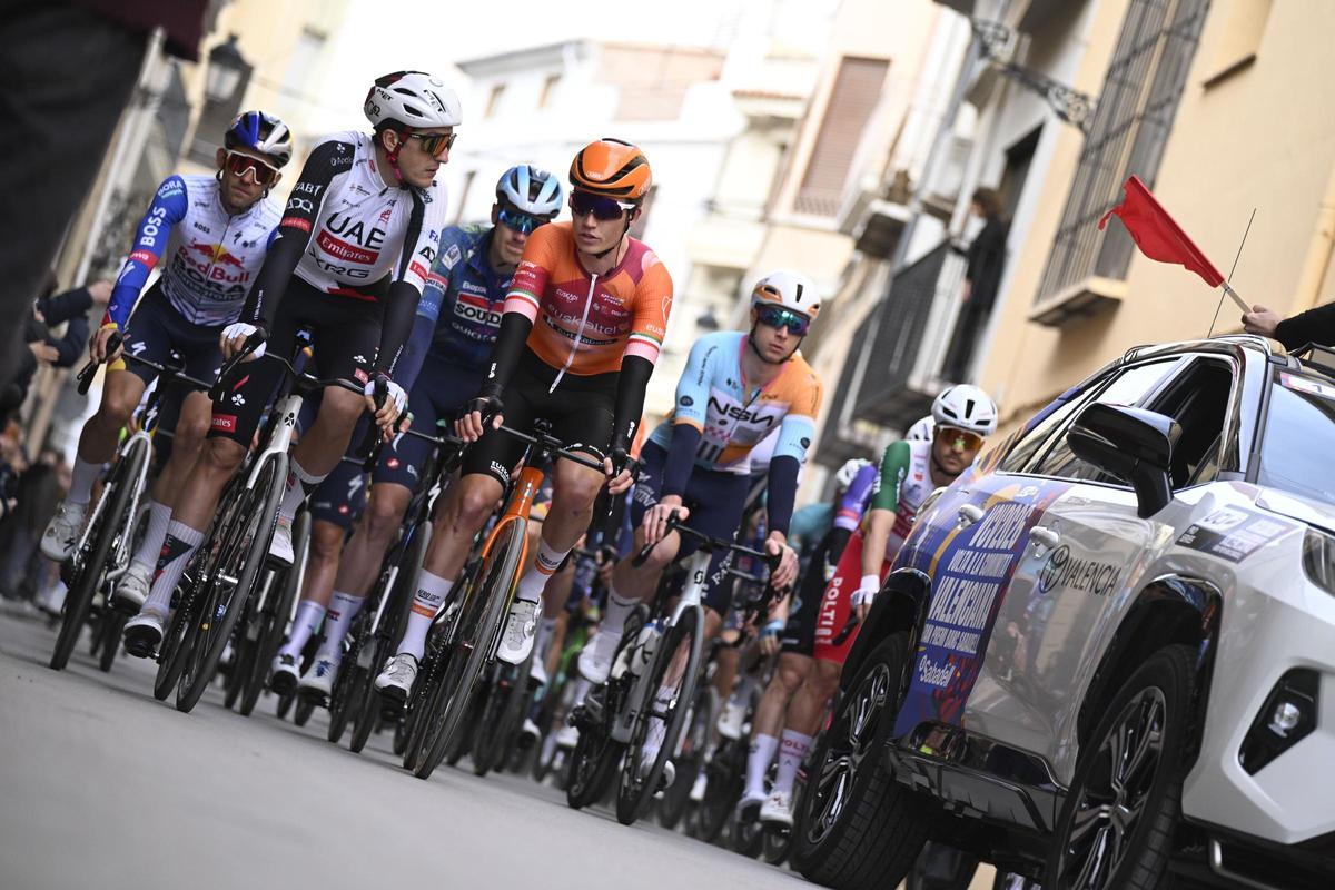 Guirmay se lleva la victoria al esprint y se enfunda el primer jersey amarillo