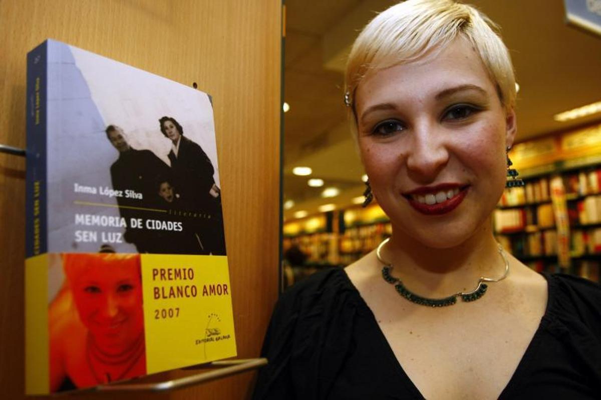 Inma López Silva, con ‘Memoria de cidades sen luz’.   | // JOEL MARTÍNEZ