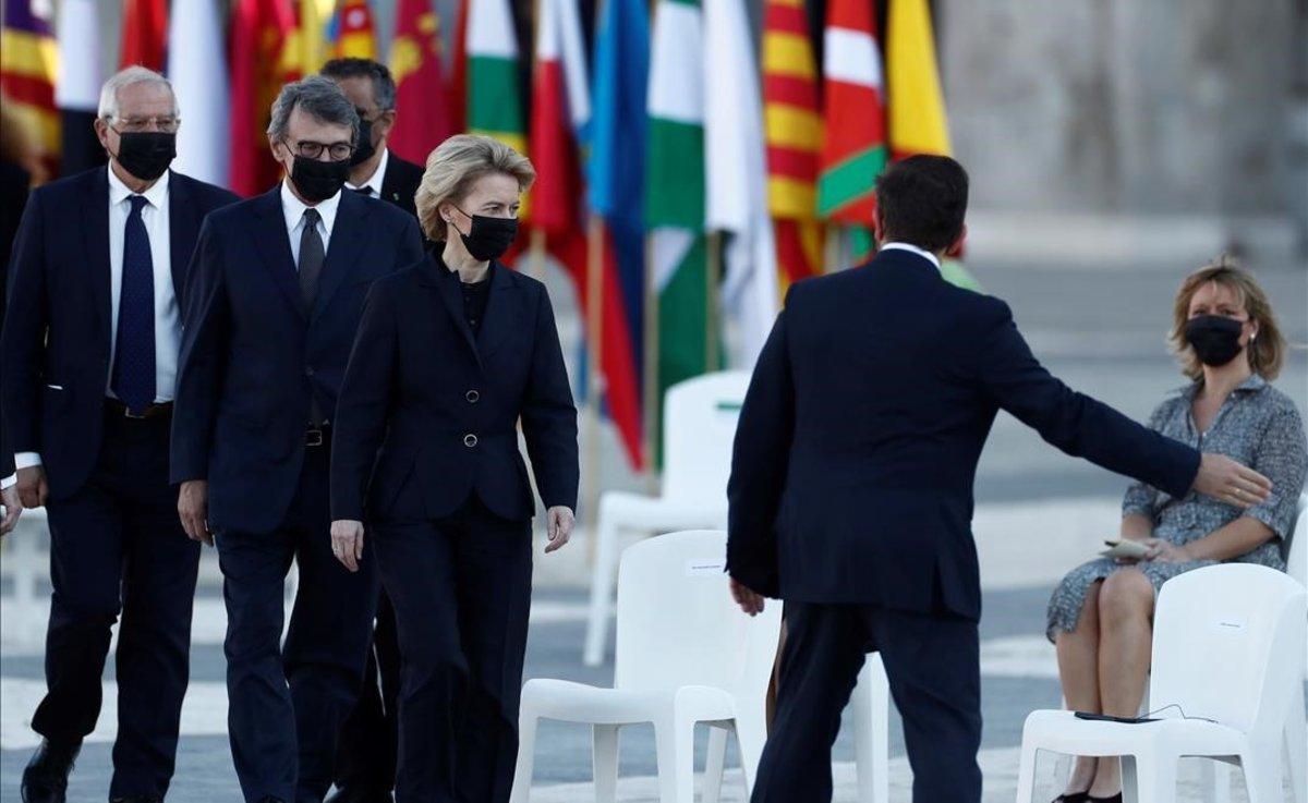 El Alto Representante para la Politica Exterior y de Seguridad, Josep Borrell; el presidente del Parlamento Europeo, David Sassoli, y la presidenta de la Comisión Europea,  Ursula von der Leyen, a su llegada al Patio de la Armería del Palacio Real.