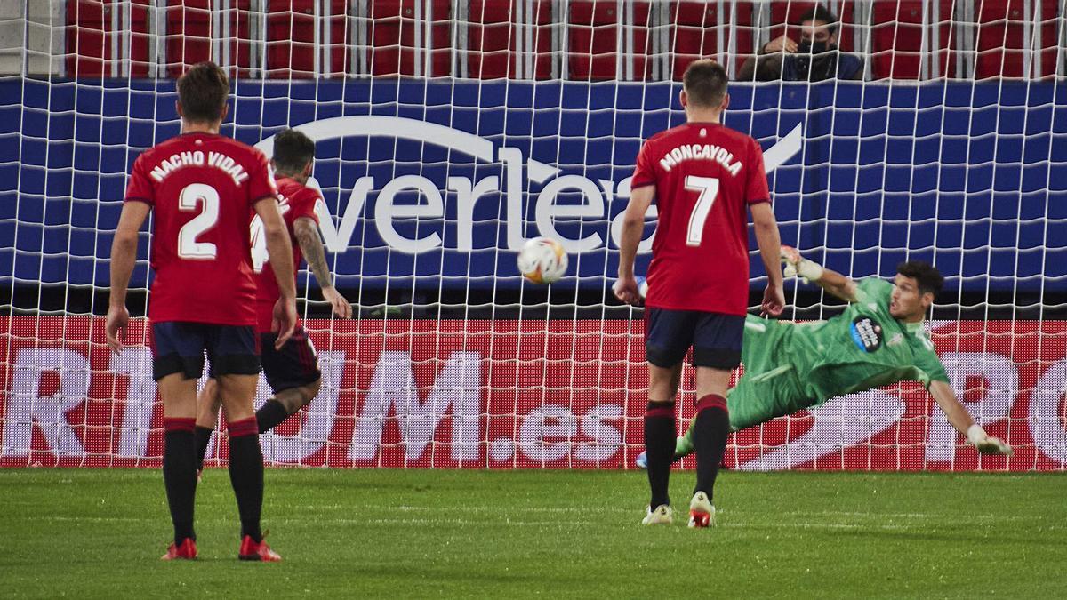 Dituro despeja el balón en la jugada del penalti. |  // LOF