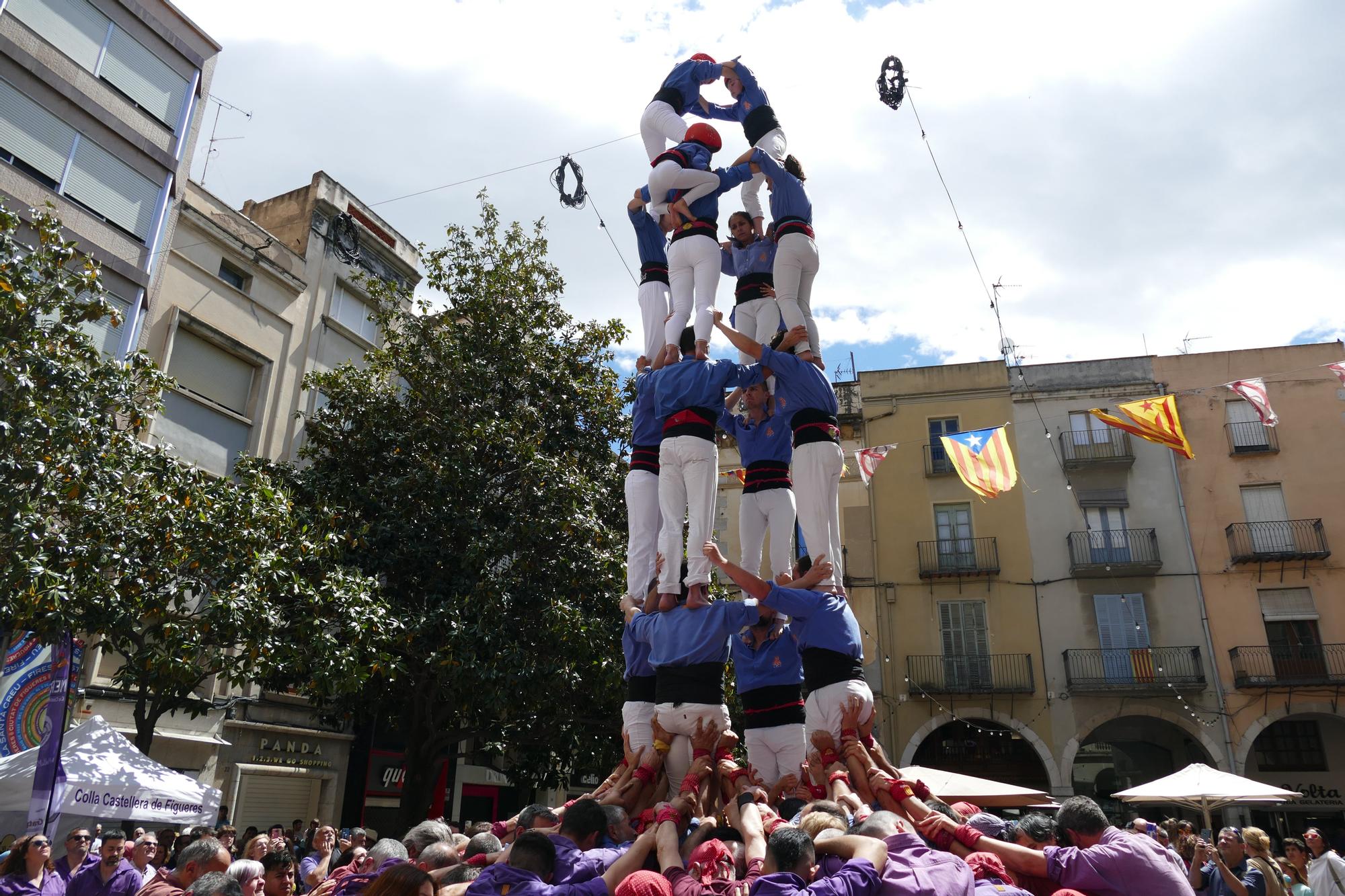 La plaça es tenyeix de colors amb la Diada Castellera de Santa Creu