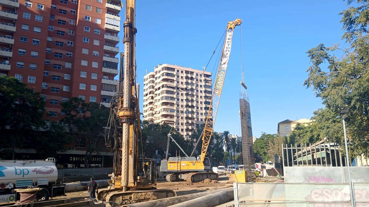 Construcción de las pantallas del túnel del metro de Málaga en la calle Hilera.
