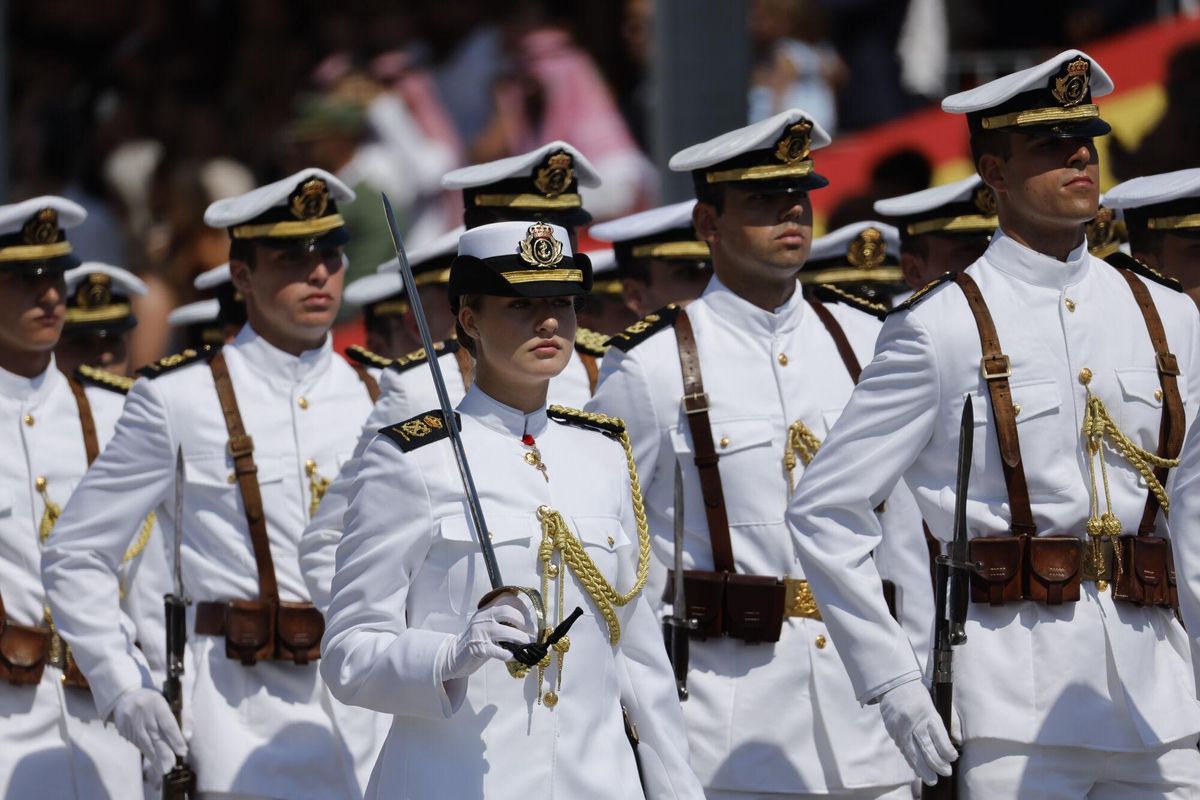 MARÍN (PONTEVEDRA), 16/07/2025.- La princesa Leonor (c) durante la entrega de reales despachos a los nuevos oficiales en la Academia Naval de Marín, un acto en el que recibirá la Gran Cruz al Mérito Naval de manos de su padre, el rey Felipe VI, y al que asisten la reina Letizia y la infanta Sofía, este miércoles. EFE/ Lavandeira Jr