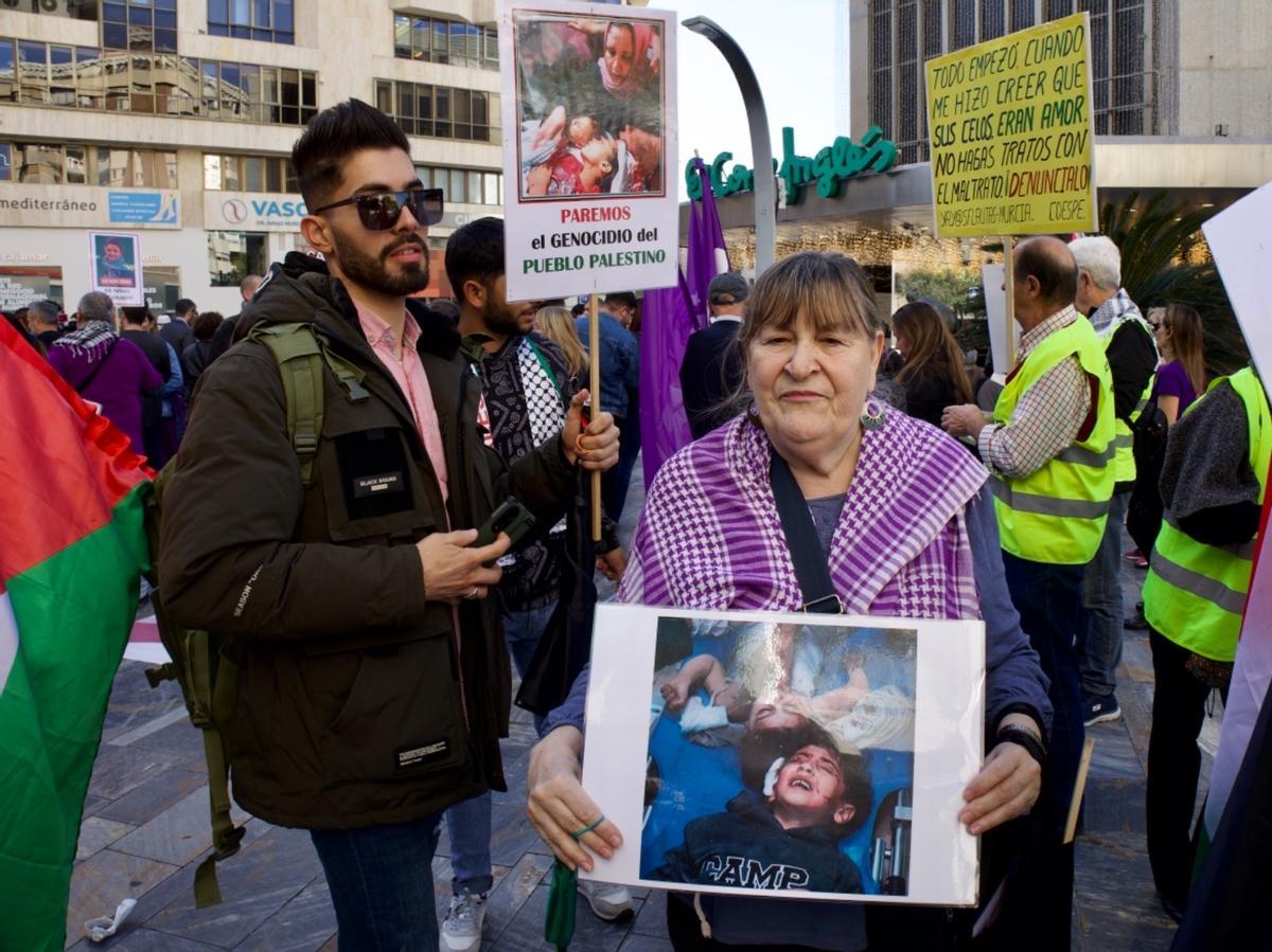 Manifestantes en el 25N en Murcia portan carteles en apoyo a Palestina.