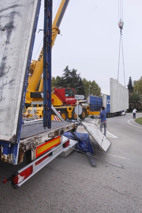 Un camió perd la càrrega a Bescanó