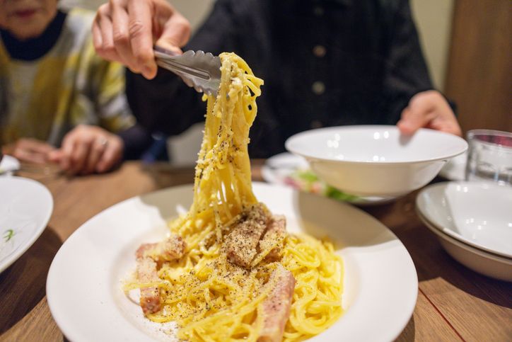 La carbonara perfecta NO lleva nata, date cuenta, amiga.