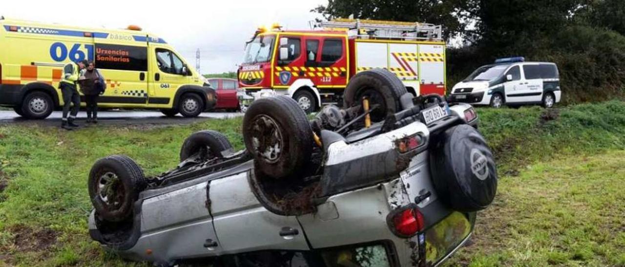 Una de las últimas intervenciones de excarcelación de víctimas de los bomberos de Silleda. // Bomberos