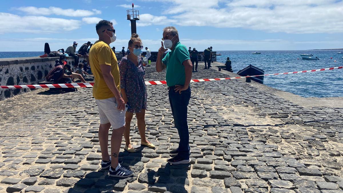 Chaxiraxi Niz y José Torres Stinga, este viernes, en el muelle de Arrieta tras la llegada de la patera.