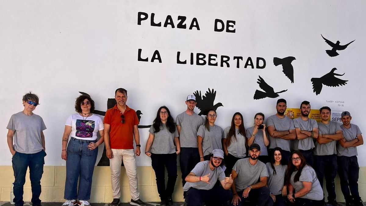 El alcalde, monitora y alumnos, en el acto de clausura en Aceituna.
