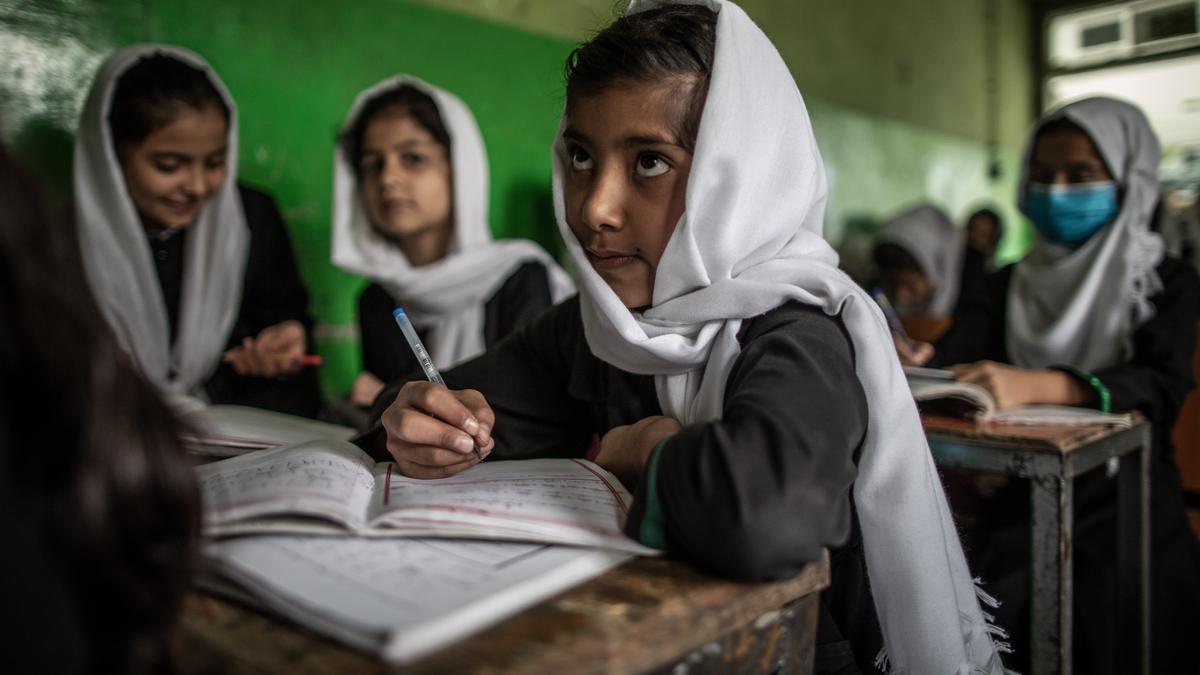 Archivo - Niñas afganas en clase en la capital de Afganistán, Kabul