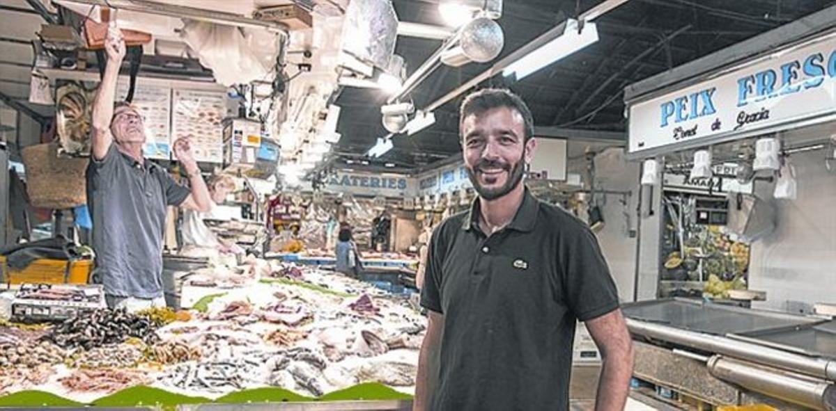 L’Abaceria Els dimarts, la selecció del peixTONET DE GRÀCIA ÉS LA PARADA DEL MERCAT DE GRÀCIA ON ÀLEX CASTELLS ACOSTUMA A COMPRAR EL PEIX UNA VEGADA A LA SETMANA L’Abaceria Els dimarts, la selecció del peixTONET DE GRÀCIA ÉS LA PARADA DEL MERCAT DE GRÀCIA ON ÀLEX CASTELLS ACOSTUMA A COMPRAR EL PEIX UNA VEGADA A LA SETMANA