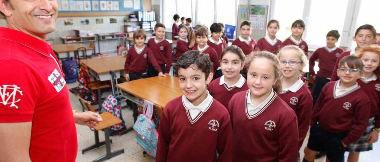 El profesor Nacho González, con sus alumnos de Primaria.