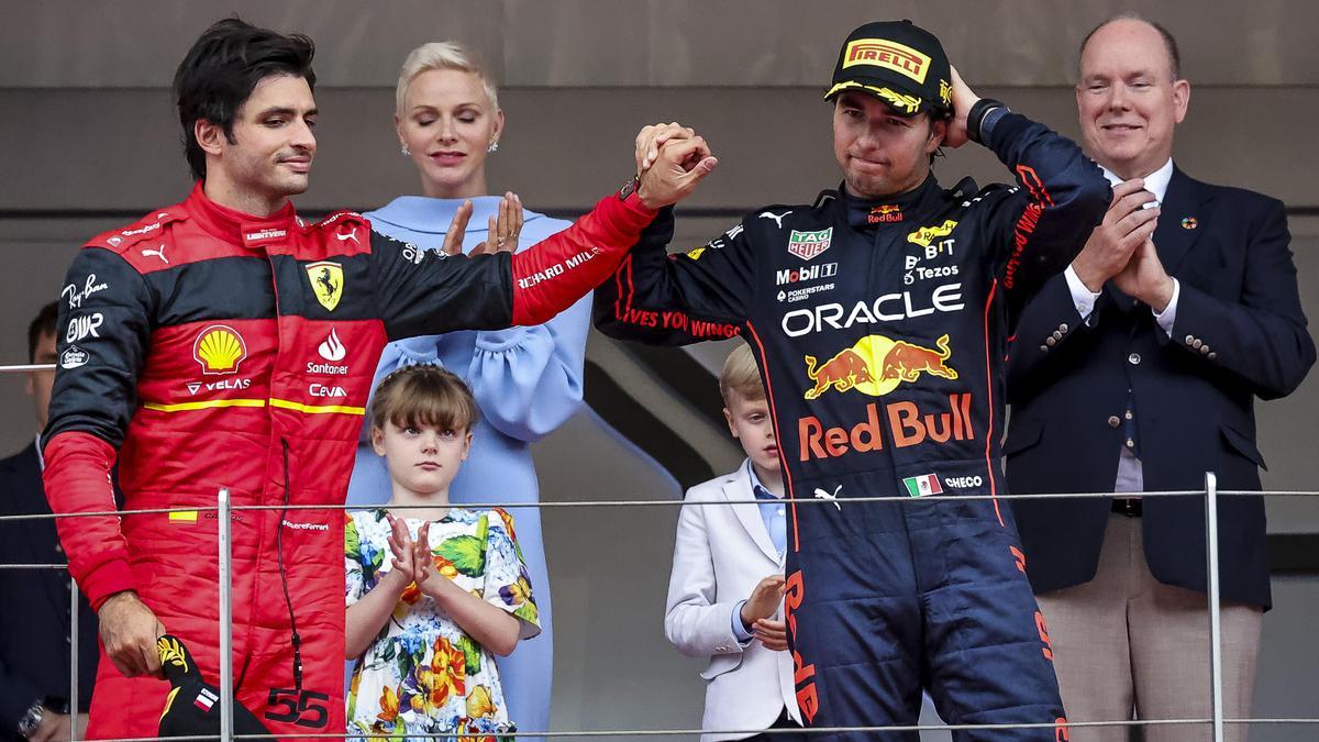 Carlos Sainz, con Sergio Pérez en el podio de Mónaco.