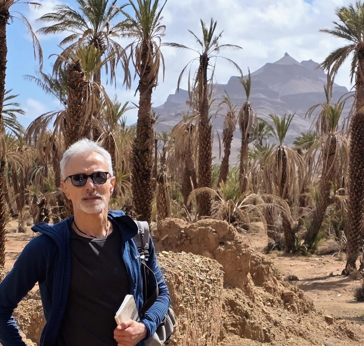 O escritor de "Alguén ao lado", Xabier Quiroga, en Marrocos, onde vive dende hai cinco anos.