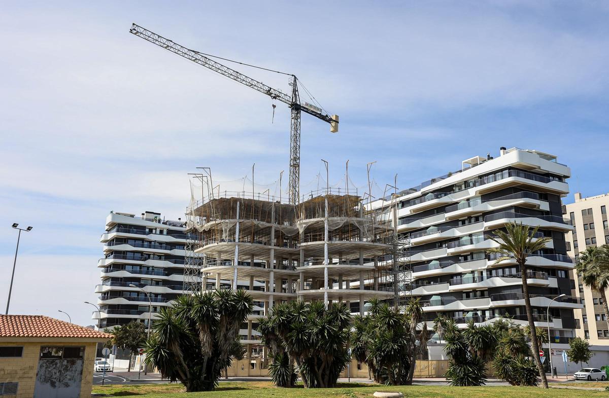 Un edificio en construcción en la ciudad de Alicante, de archivo.