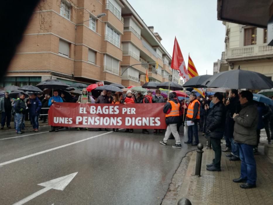 Pensionistes protesten davant la seu de l'INSS a Manresa