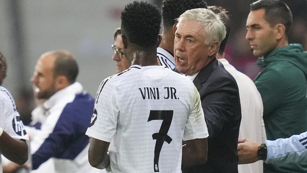 Carlo Ancelotti conversa con Vinicius durante el Lille - Real Madrid de Champions.