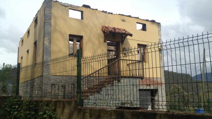 El fuego calcina por completo una casa en Salas y deja en la calle a su dueño